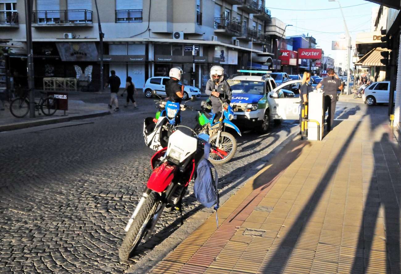 Una moto atropelló a un matrimonio mayor en San Martín y Rodríguez