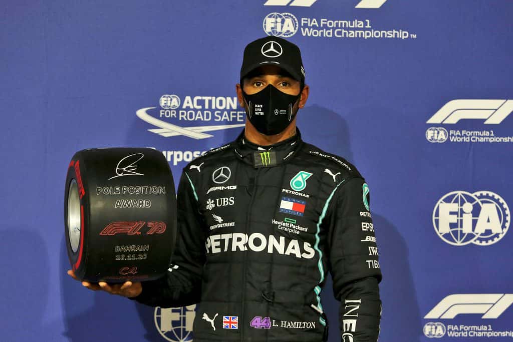 Hamilton anunció que renovará su contrato con Mercedes antes de Navidad