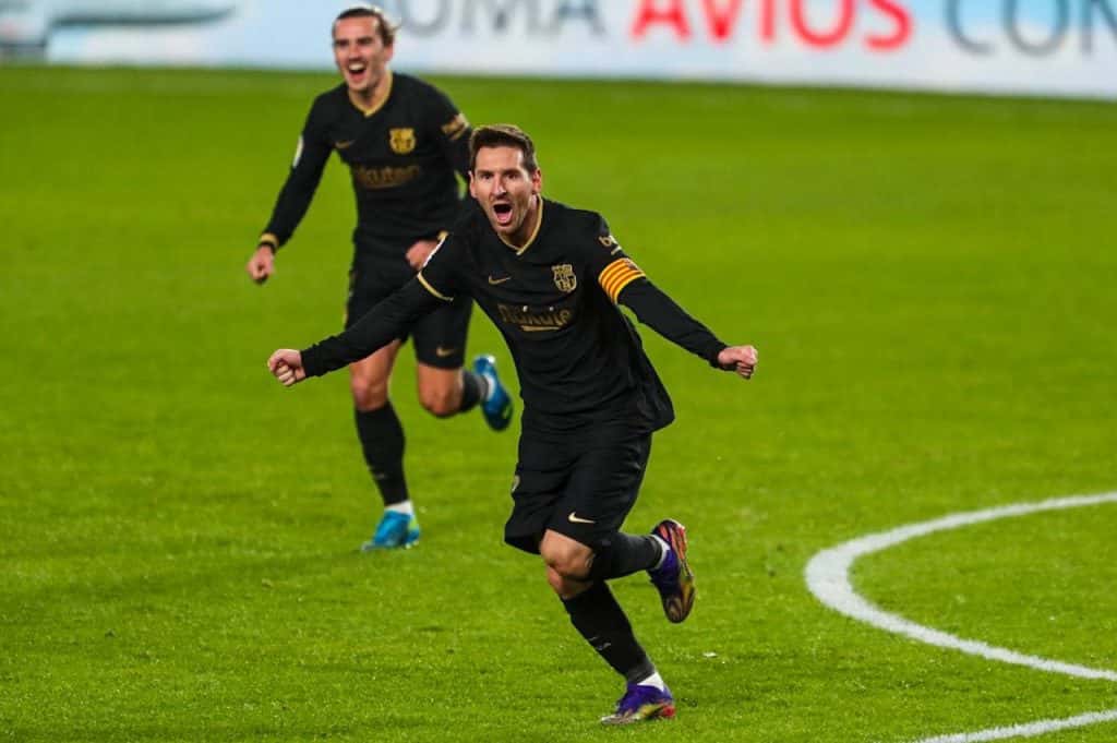 Un Messi brillante anotó dos veces frente a Granada