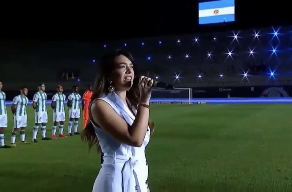 La tandilense Ángela Leiva cantó el himno en la final de la Copa Diego Armando Maradona