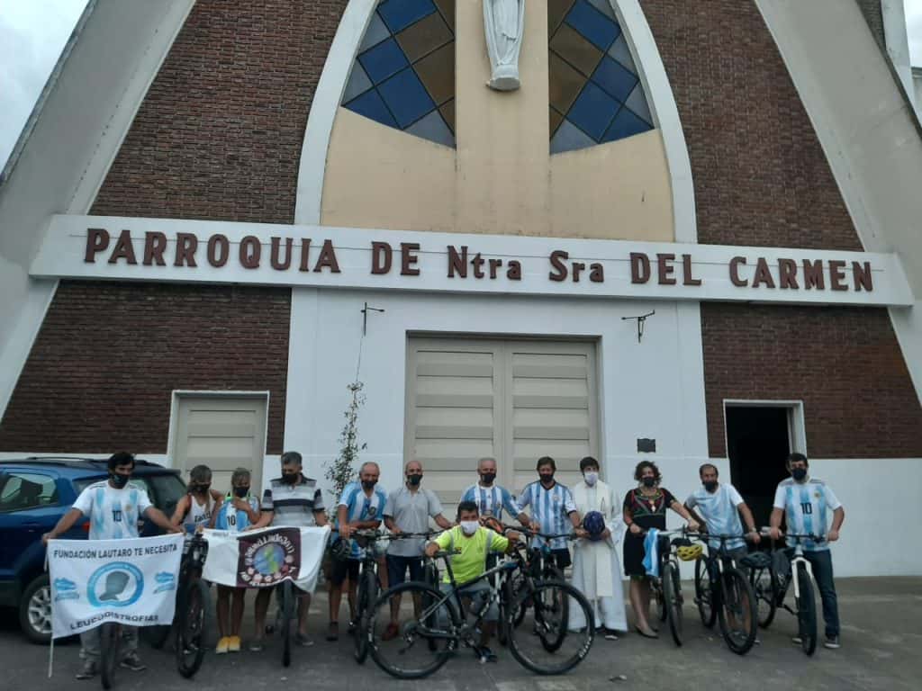 Un grupo de ciclistas  parte hacia Luján