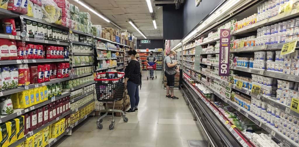 Las ventas en shoppings y supermercados cayeron y aumentaron en los mayoristas