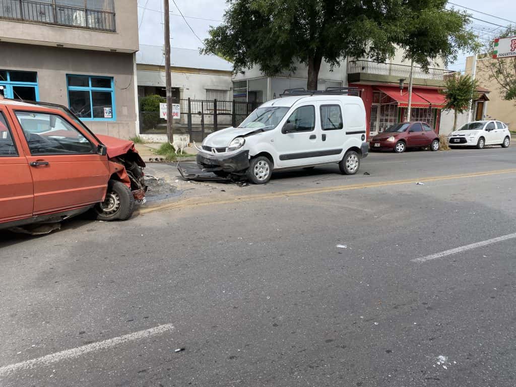 Dos personas fueron hospitalizadas tras un triple choque en Perón