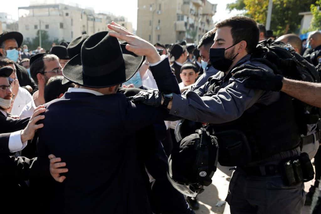Violenta protesta de ortodoxos en Jerusalén contra las medidas sanitarias por Covid-19