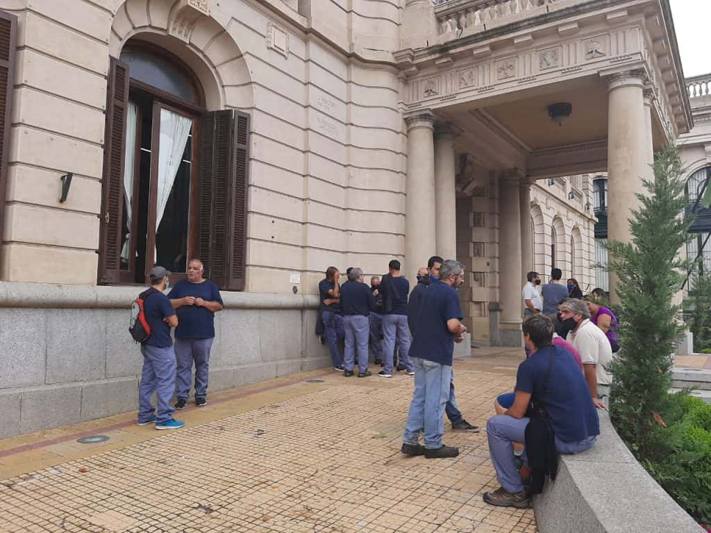 Trabajadores de Tandilceram aguardan en la puerta de la Municipalidad 