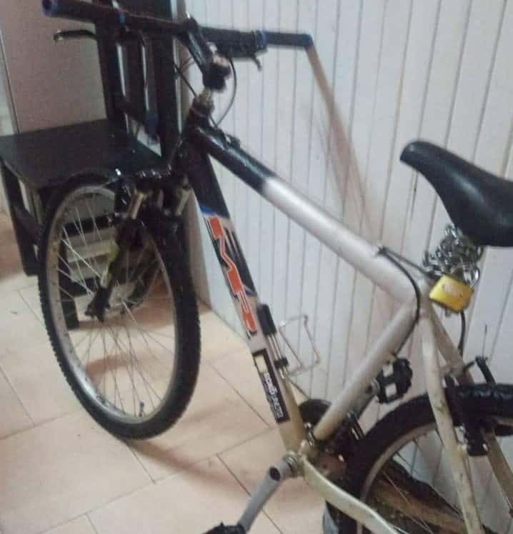 Le robaron la bicicleta en una cancha de fútbol