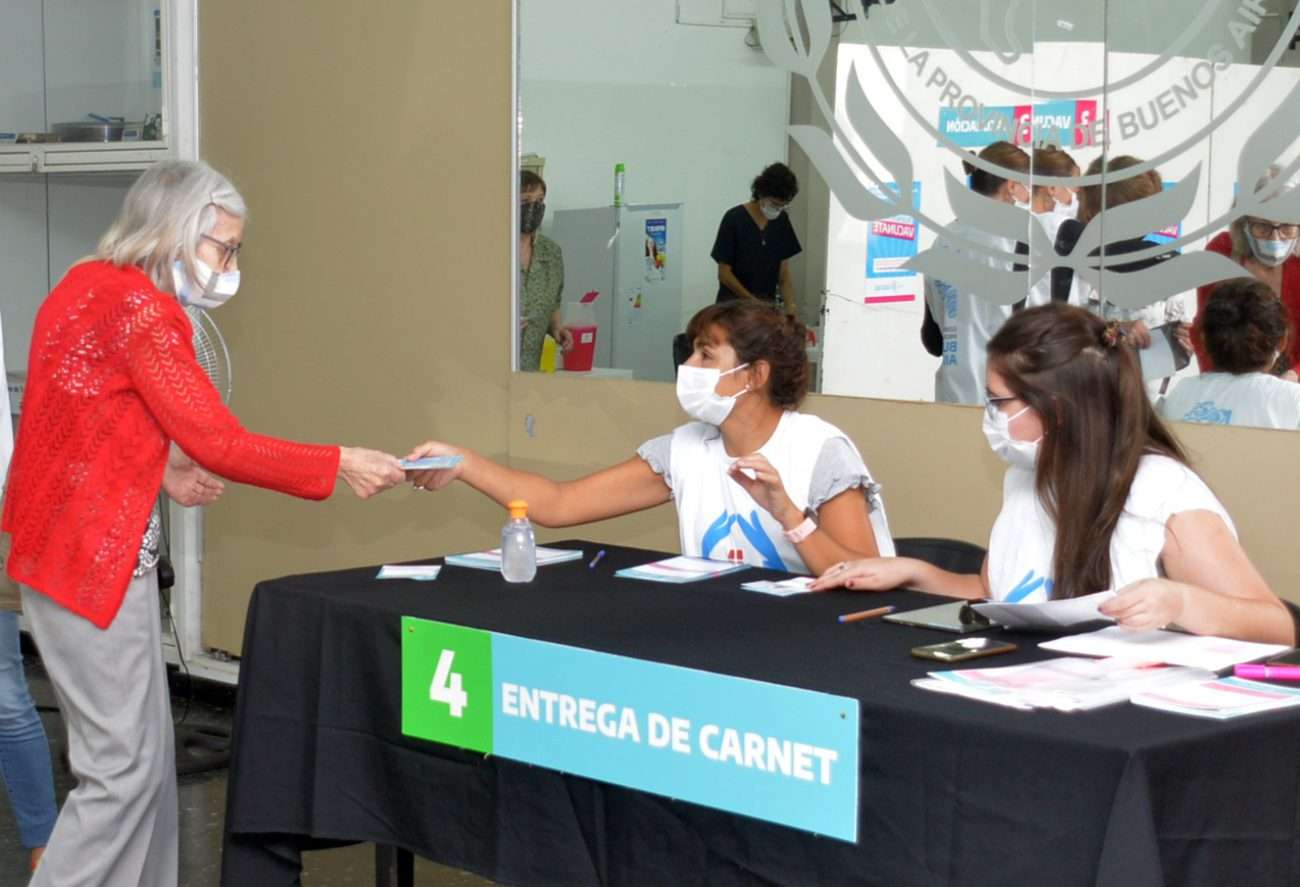 Con 500 dosis de AstraZéneca comenzaron a vacunar en el Centro Cultural Universitario