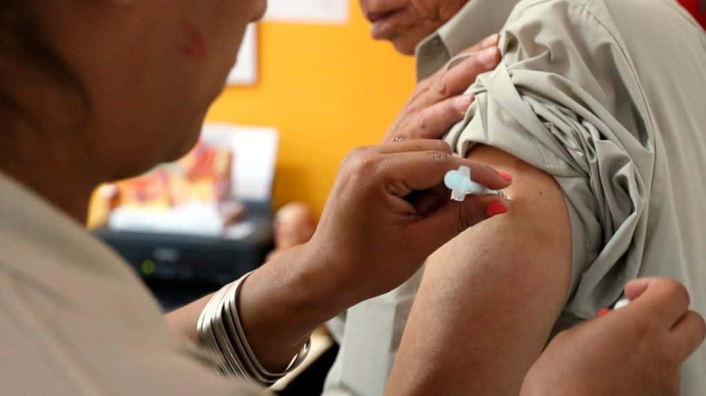 Especialistas afirmaron que la vacunación  en mayores “es altamente recomendable”