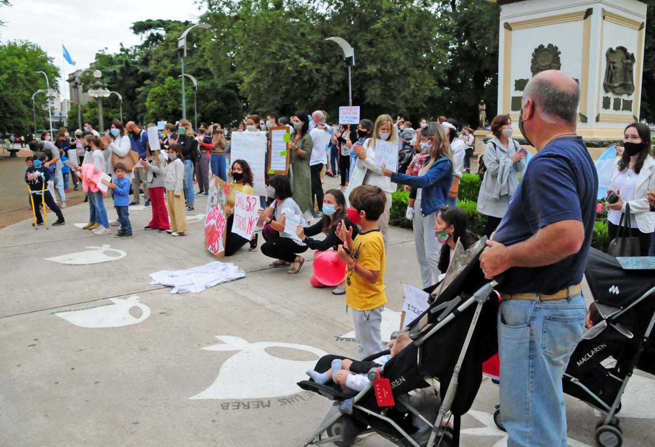 Padres autoconvocados se manifestaron en la  Plaza para pedir la vuelta a la presencialidad