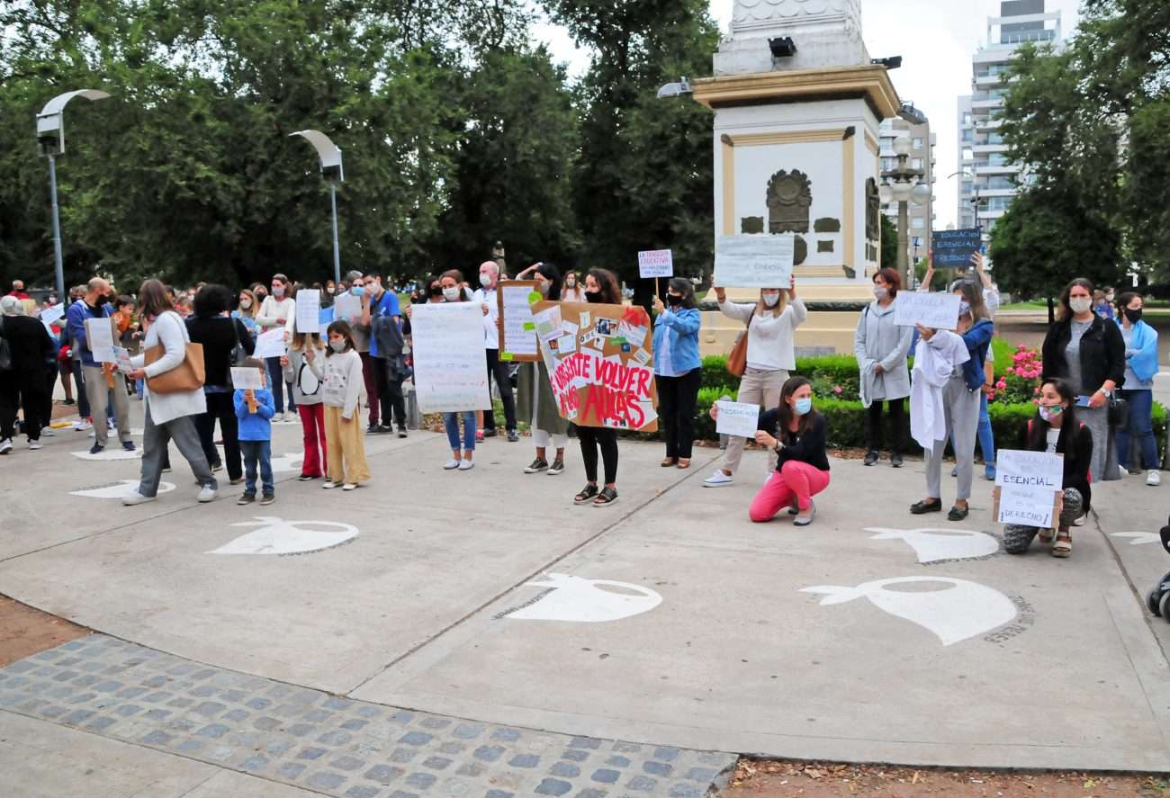 Padres autoconvocados se  manifestaron en la Plaza para pedir la vuelta a las clases presenciales