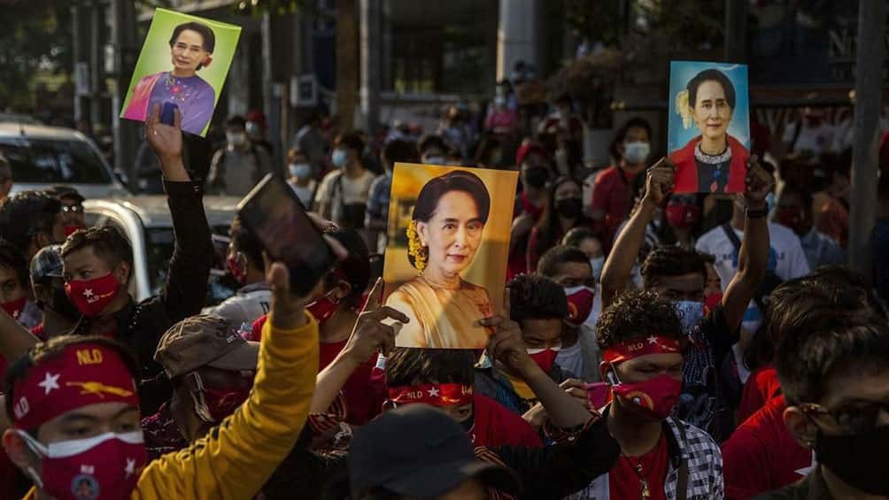Manifestantes de Myanmar desafiaron a militares golpistas con protestas nocturnas