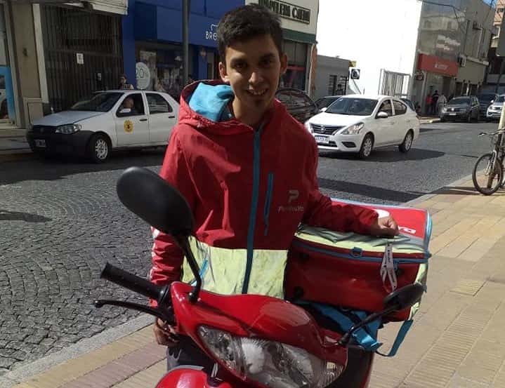 A dos años de la cruzada solidaria, Mariano consiguió empleo y logró comprarse una moto