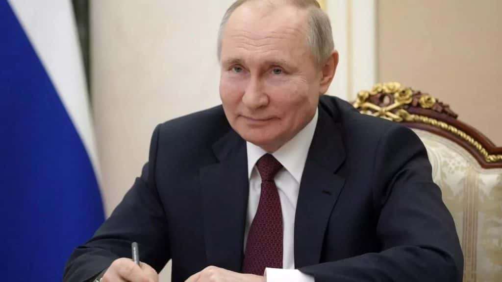 Putin llama a la población rusa a vacunarse para "estar segura"