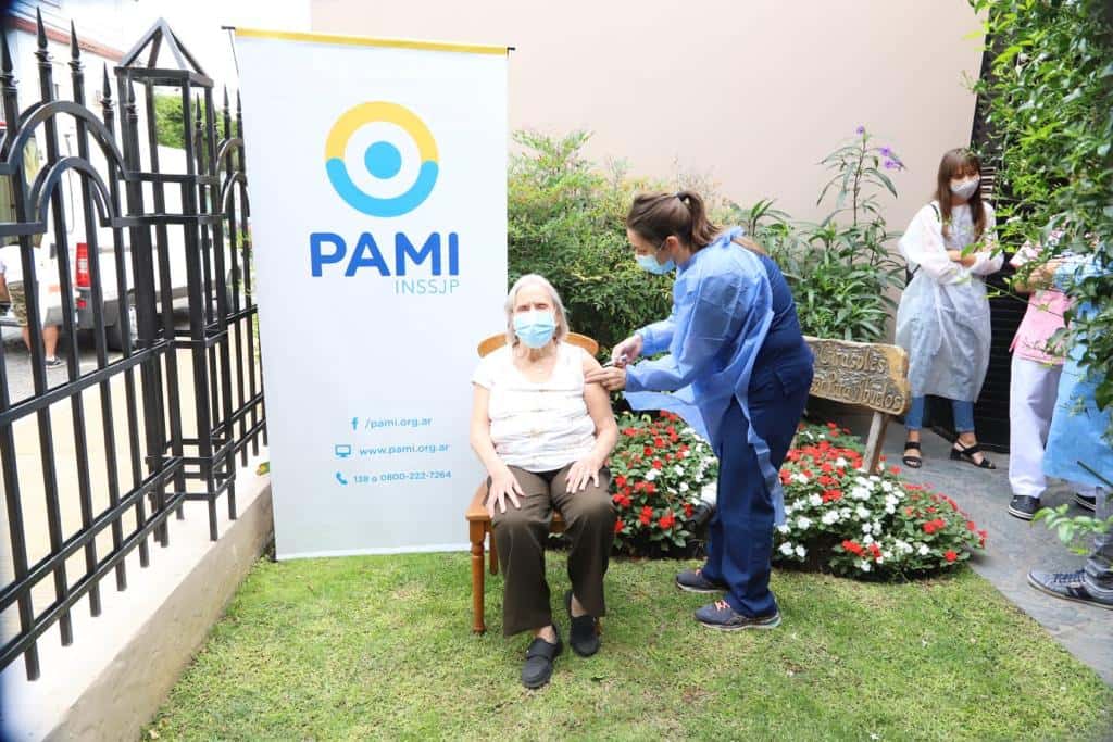 Sigue el plan de vacunación  de Pami y aplicaron setenta  dosis a adultos mayores