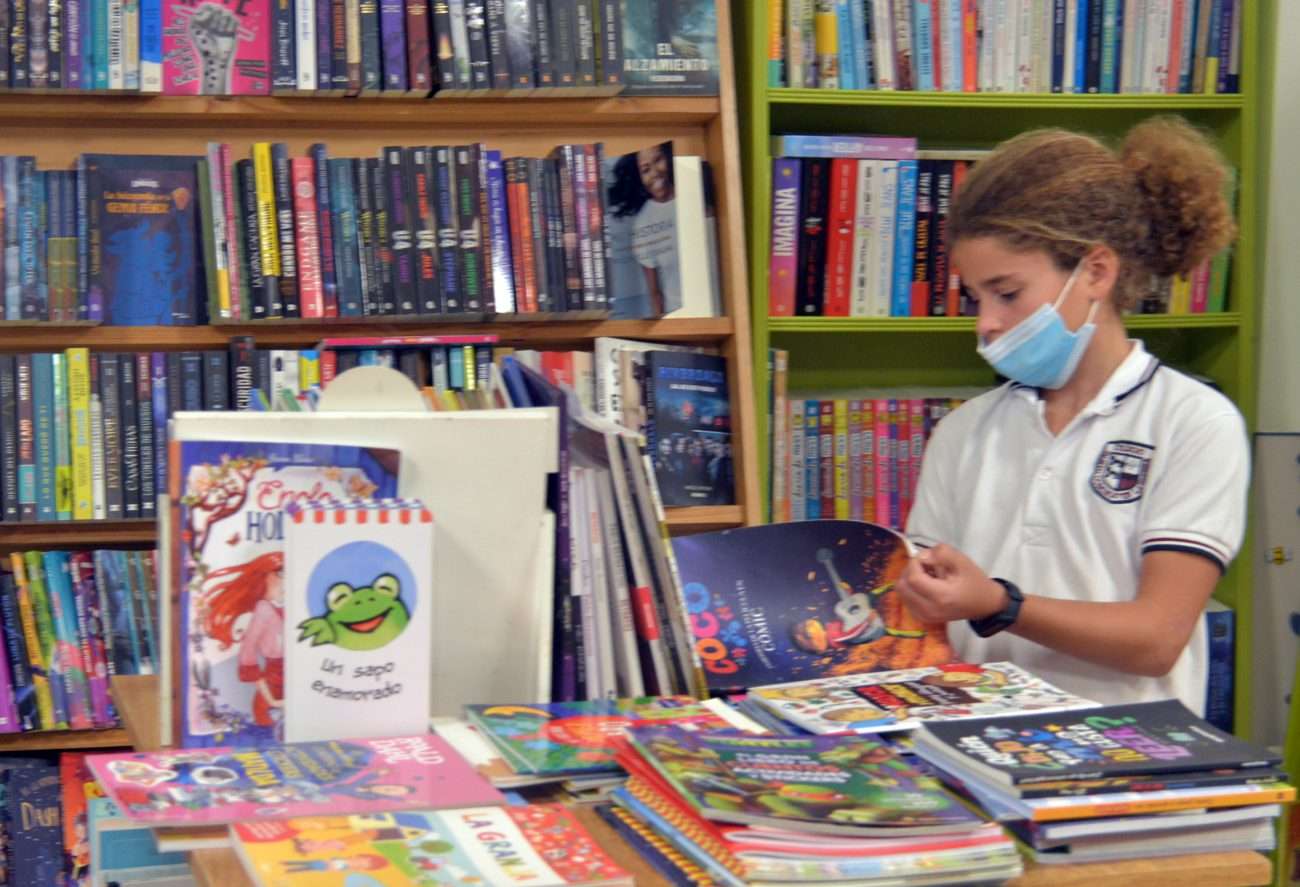 La venta de libros de texto  disminuyó considerablemente  este año porque las escuelas  públicas ya no los piden