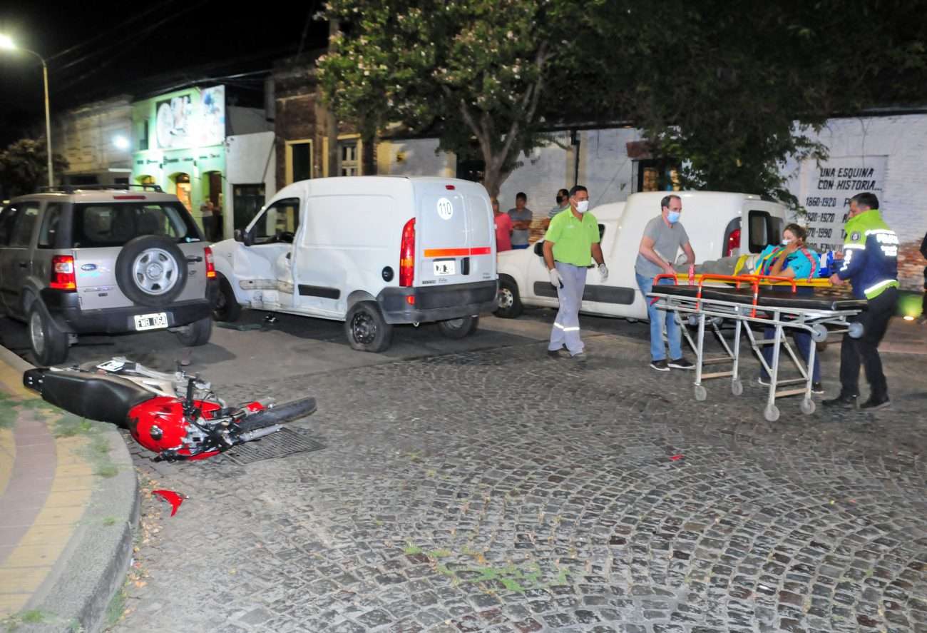 Dos personas heridas tras un violento choque en San Martín y 14 de Julio