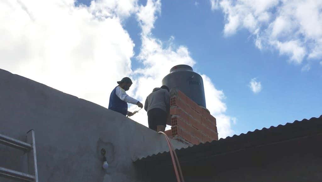 El Municipio avanza con la colocación de tanques de reserva de agua en viviendas del barrio La Movediza