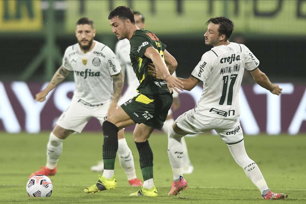 Defensa quiere levantar el trofeo ante Palmeiras