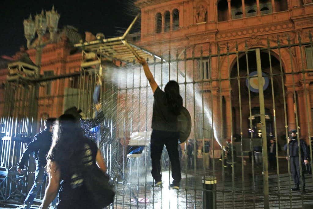 Tensión en Olivos y Plaza de Mayo en el rechazo a las restricciones