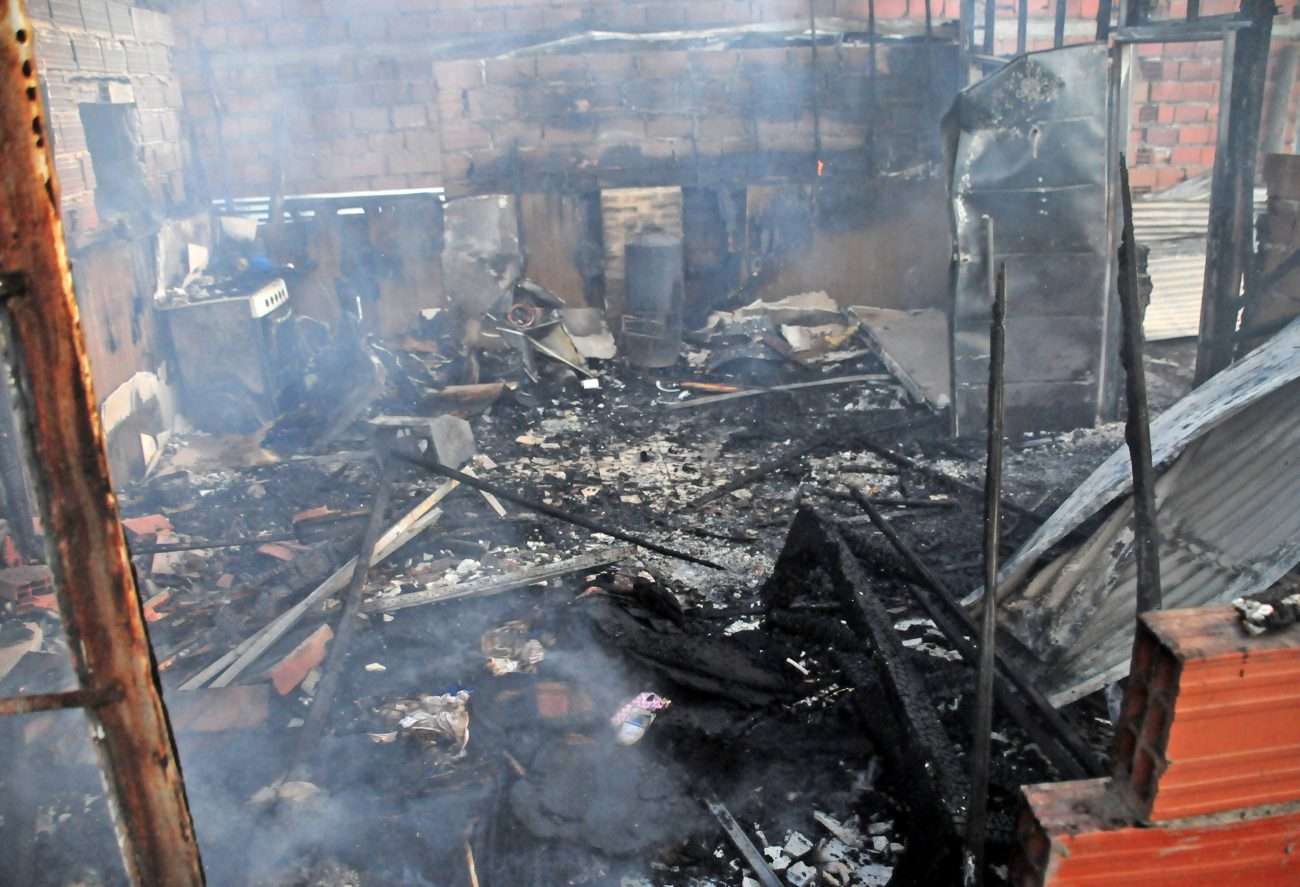 Se incendió una vivienda en Las Malvinas al 2000 y tres personas debieron ser trasladadas al Hospital
