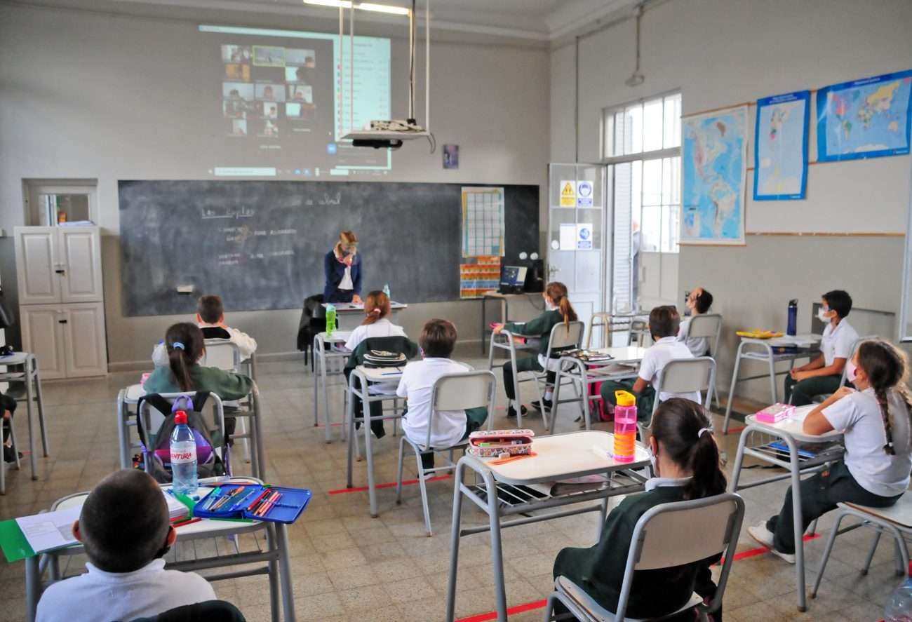 El Colegio San José instaló un sistema de aulas híbridas que permite a los estudiantes seguir las clases desde sus casas