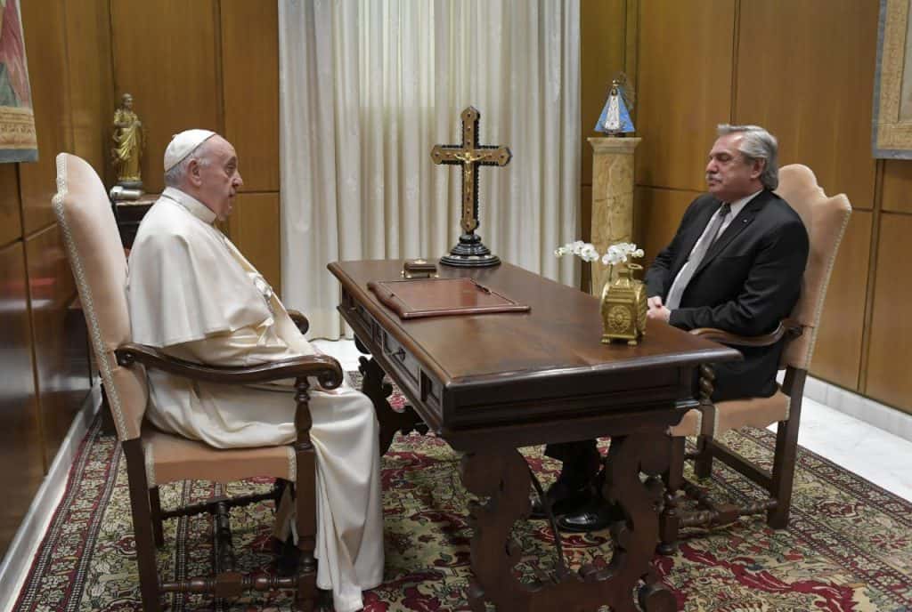 Fernández se reunió a solas con el Papa y recibió apoyos