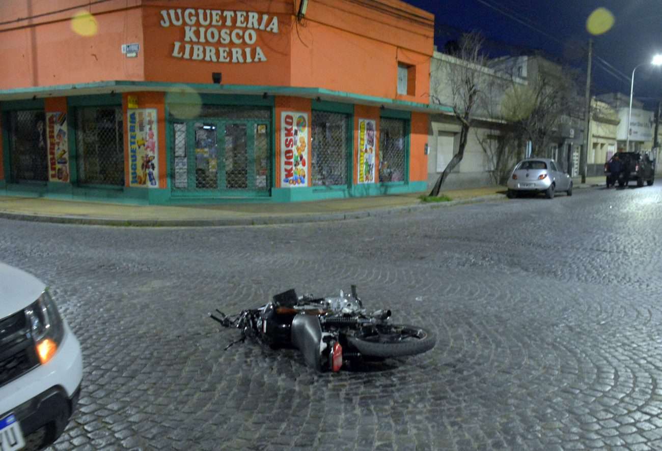  Un motociclista perdió el conocimiento tras ser embestido por una camioneta