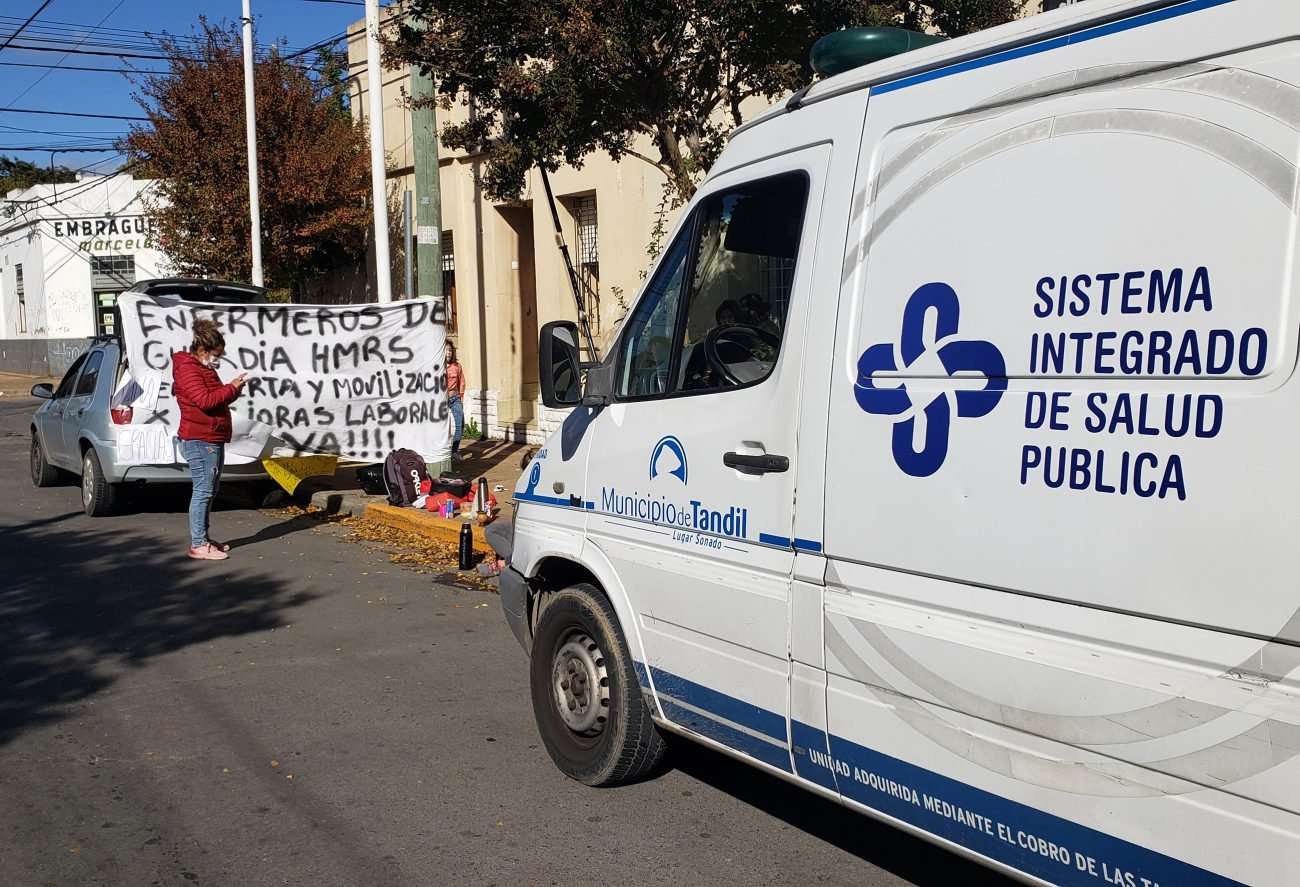 Enfermeros marchan al Municipio, con apoyo de la Asociación de Profesionales del Hospital 
