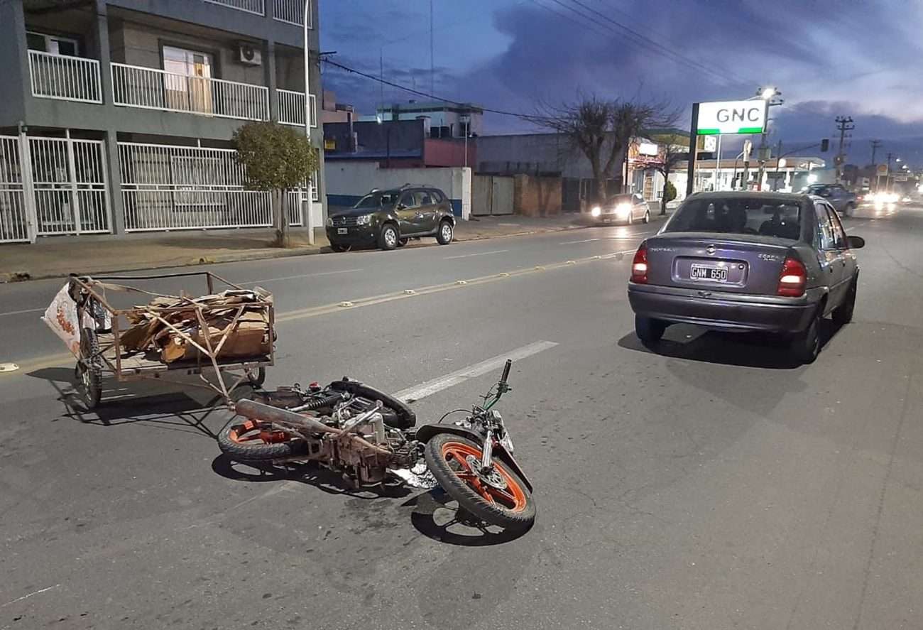 Un motociclista que  acarreaba cartones  sufrió un accidente