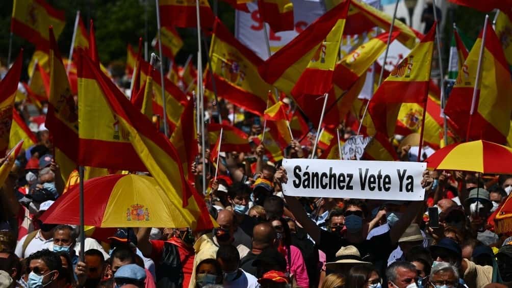 Miles de españoles protestaron contra los indultos a los separatistas catalanes