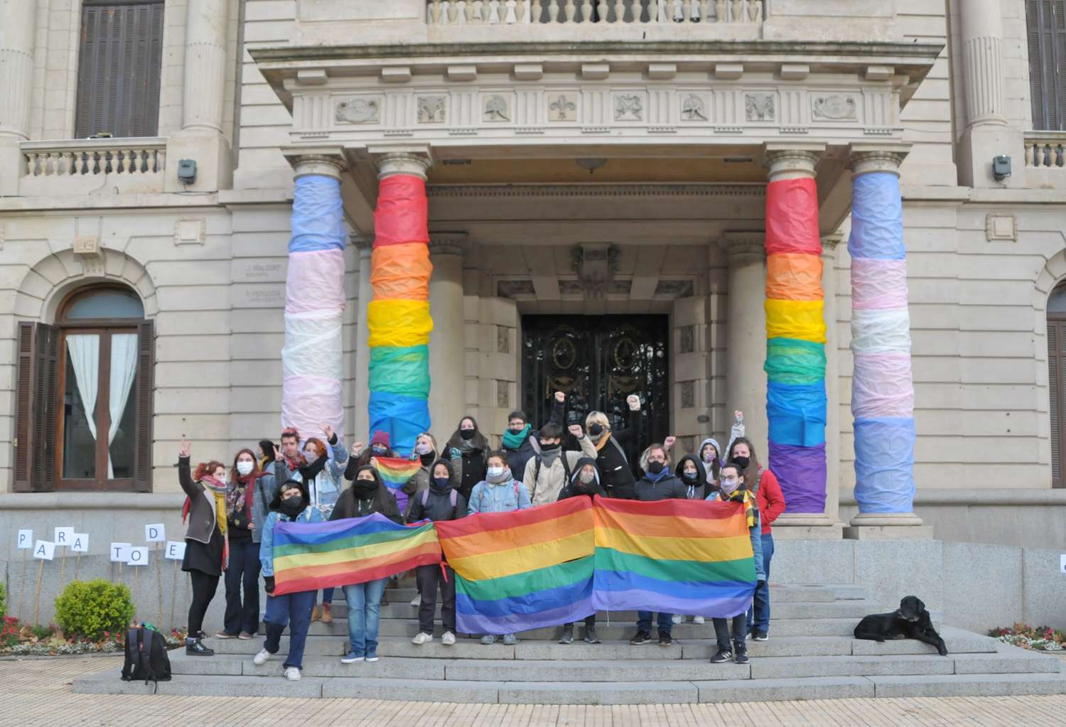 La comunidad LGBT se manifestó en el Municipio y celebró la aprobación de la ley de cupo laboral trans