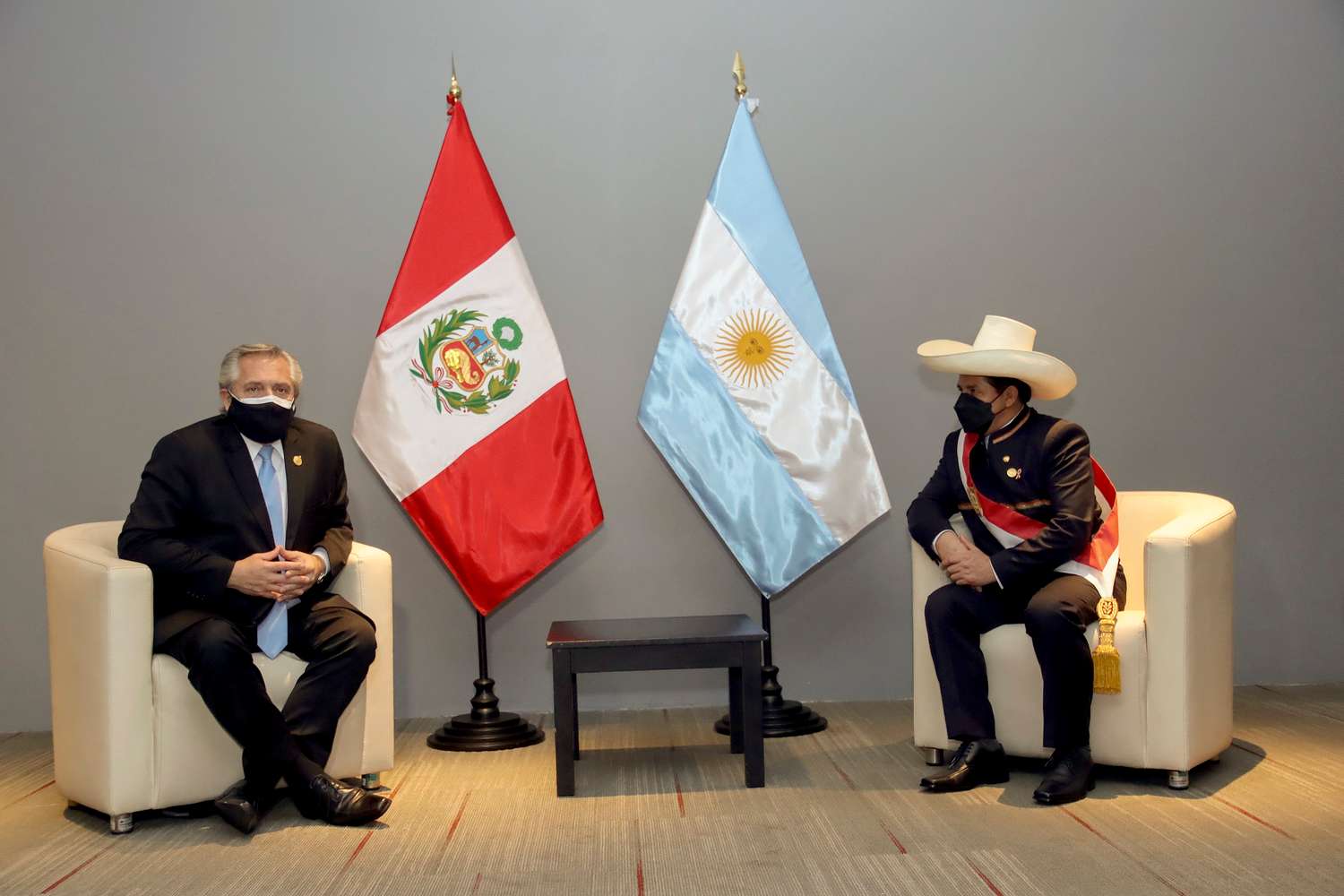 Alberto Fernández fue recibido por el flamante mandatario peruano.