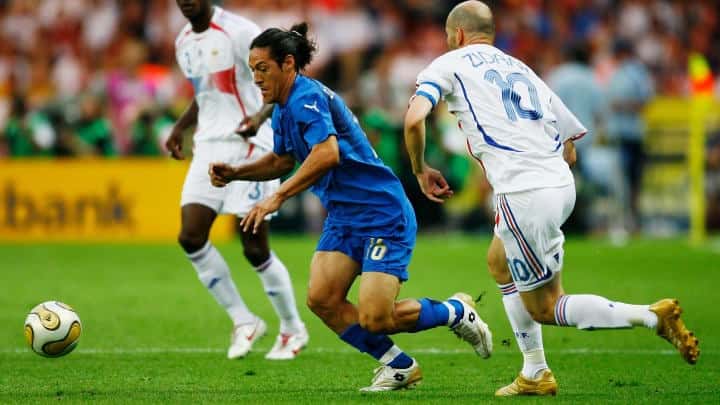 Camoranesi, escapando de Zidane en la final de la Copa del Mundo 2006.
