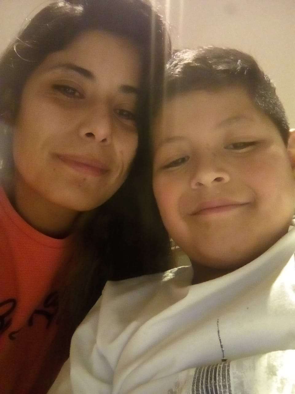 La madre de un niño con cáncer pide ayuda para continuar el tratamiento en Buenos Aires junto a su familia