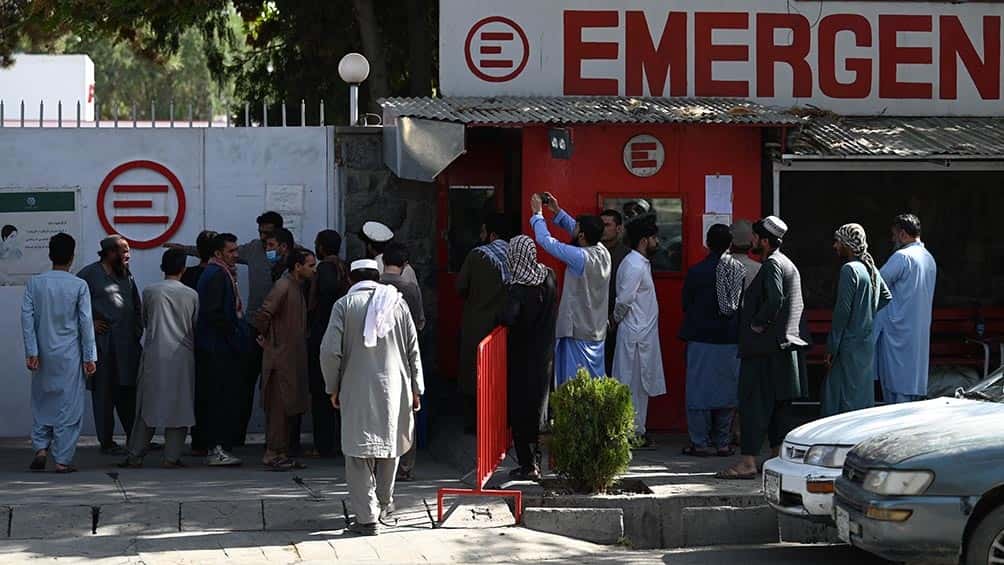 Afganos recorrían los hospitales en busca de sus seres queridos.