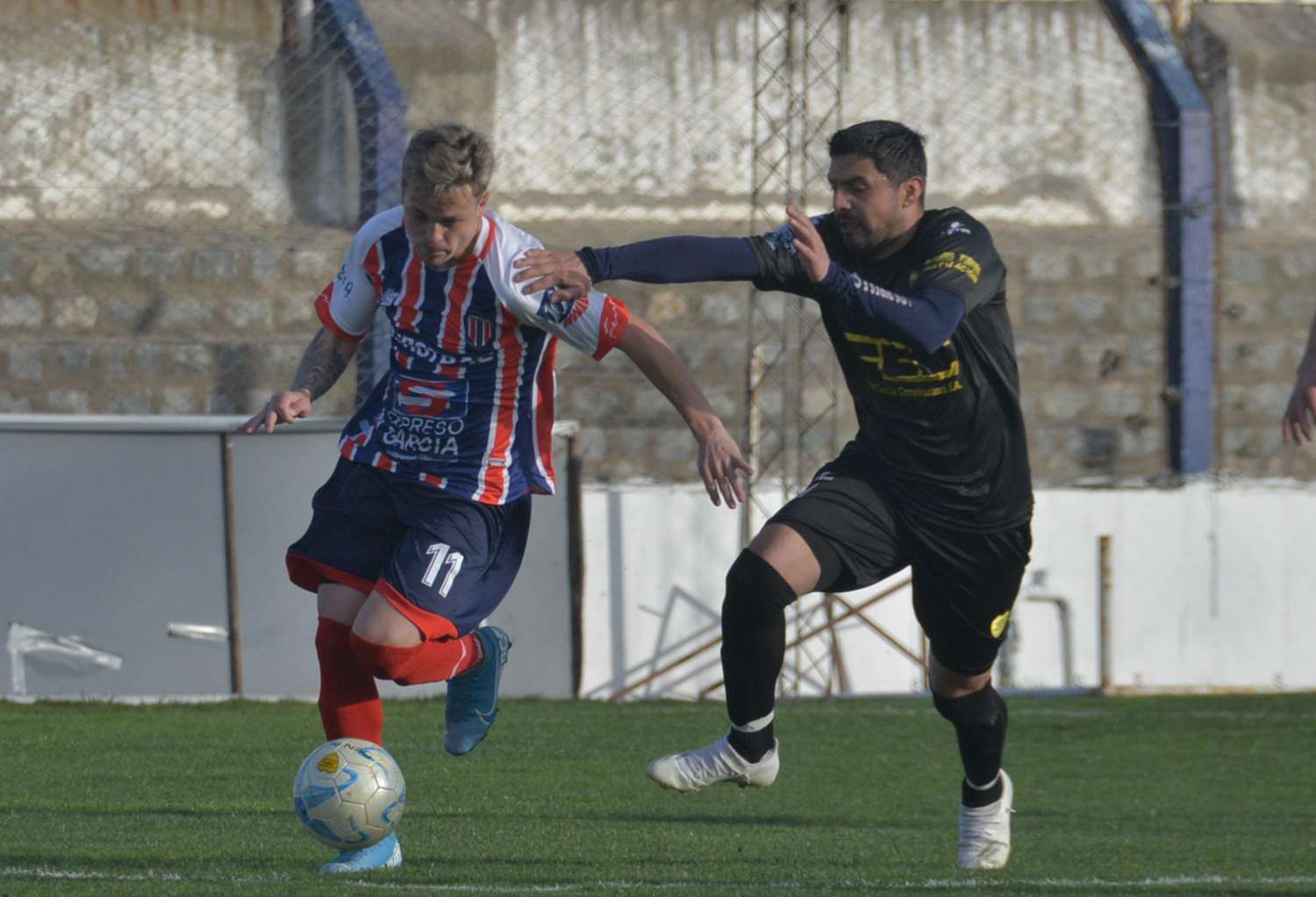 Ferro venció a Defensores del Cerro en una de las semifinales.