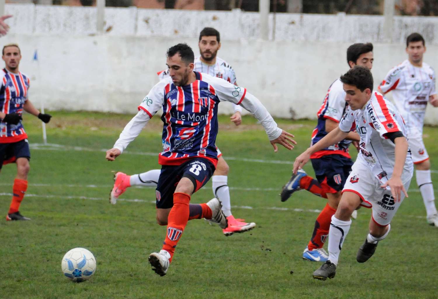 Sánchez, maniobrando en un partido entre Ferro e Independiente.