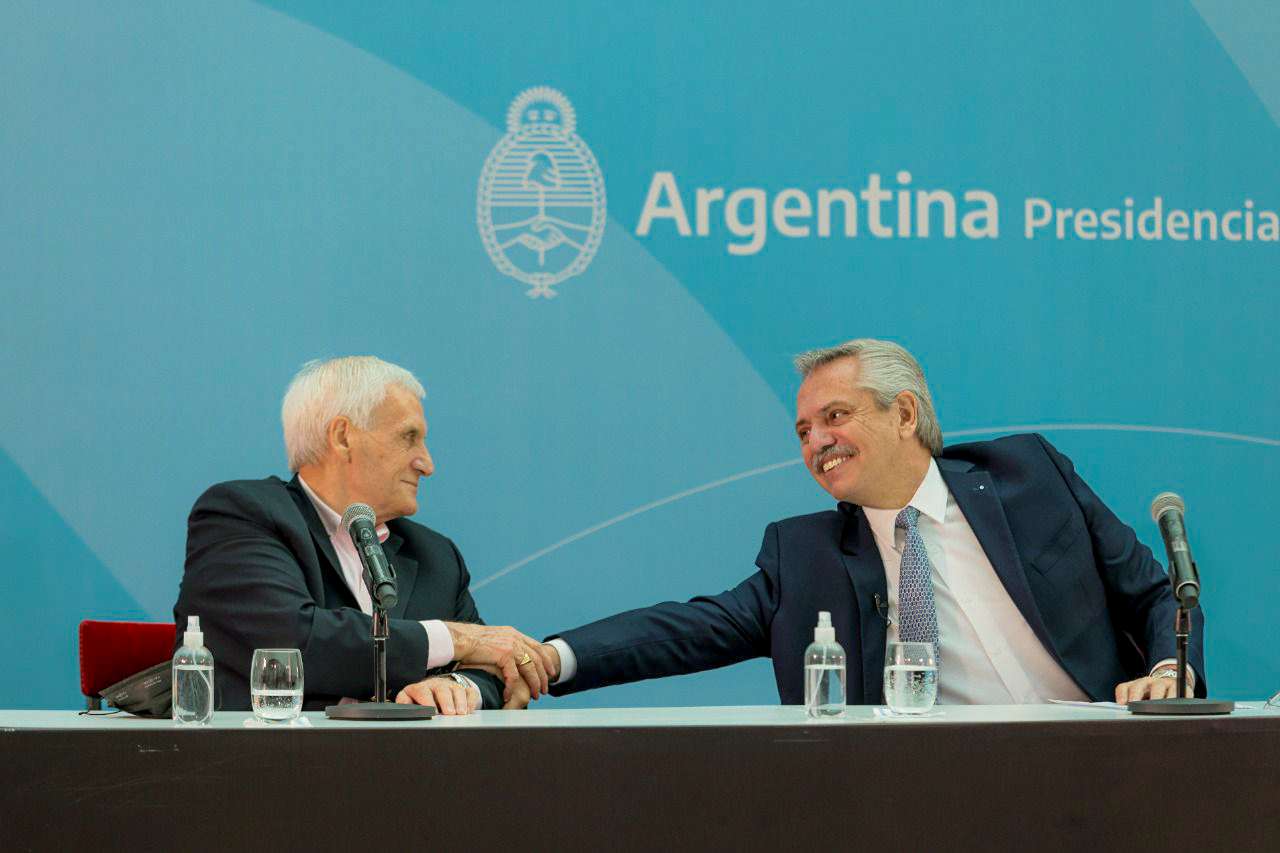 Alberto Fernández junto al secretario general de la Unión Obrera Metalúrgica, Antonio Caló, durante el anuncio del Compre Argentino.