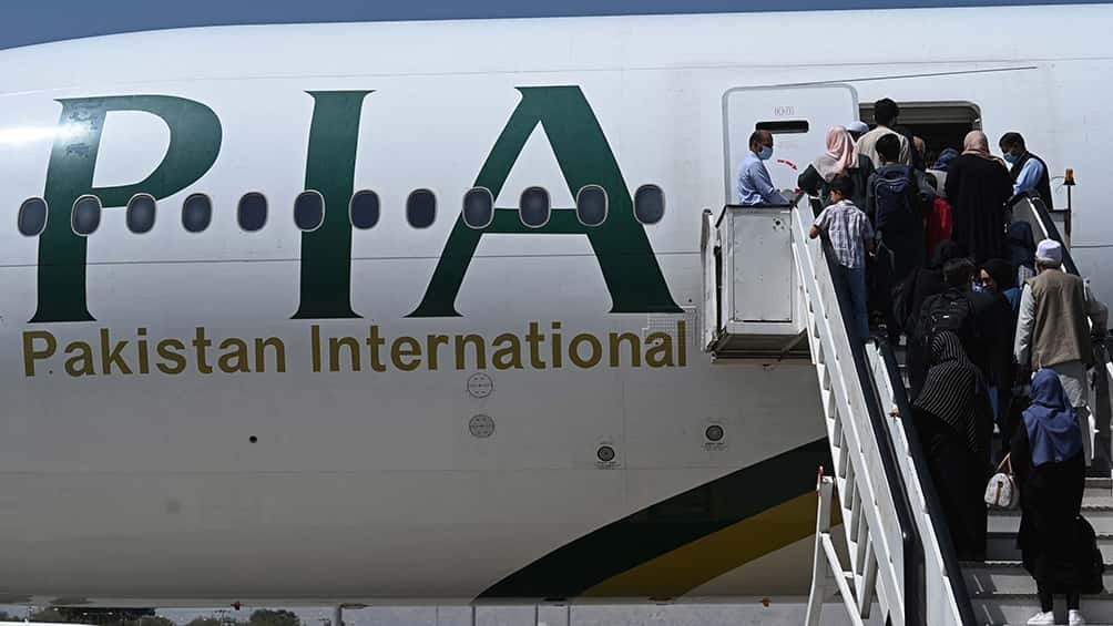 En total, 70 personas viajaron a Pakistán desde el aeropuerto internacional de la capital afgana.
