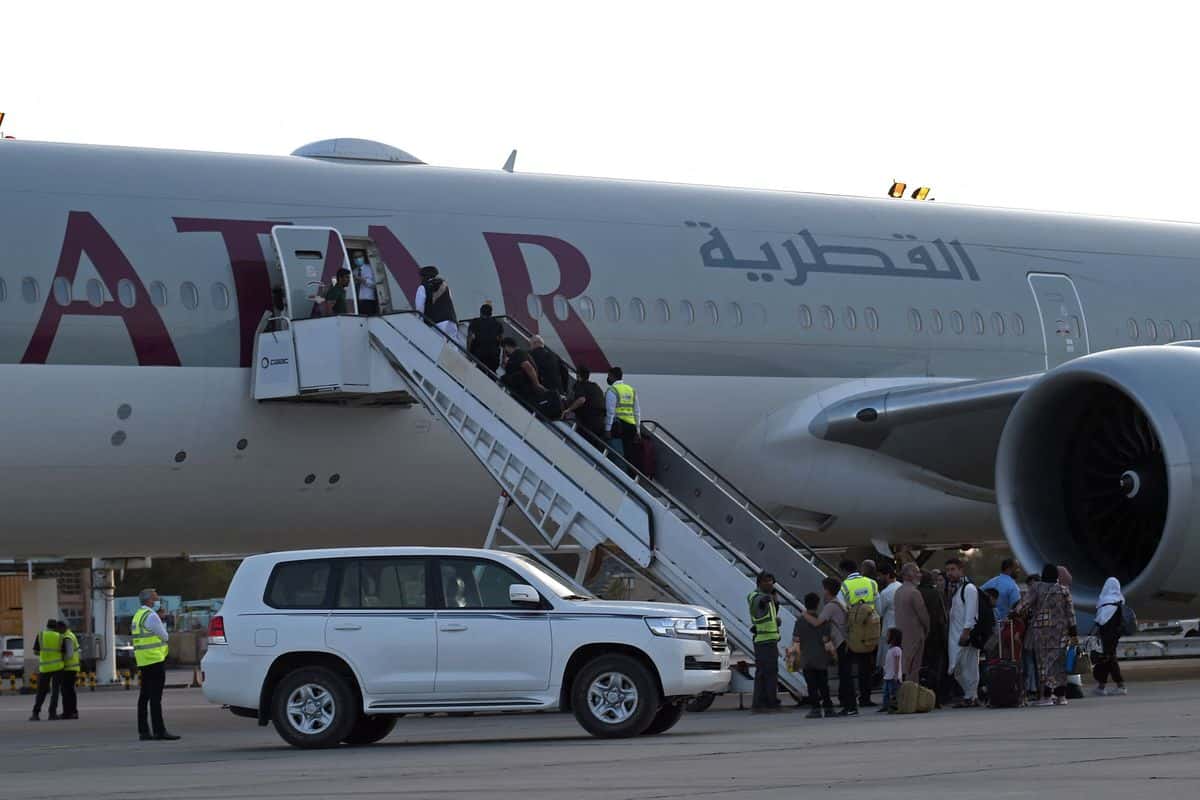 Más de un centenar de evacuados de Kabul en el primer vuelo tras retirada de EE. UU.