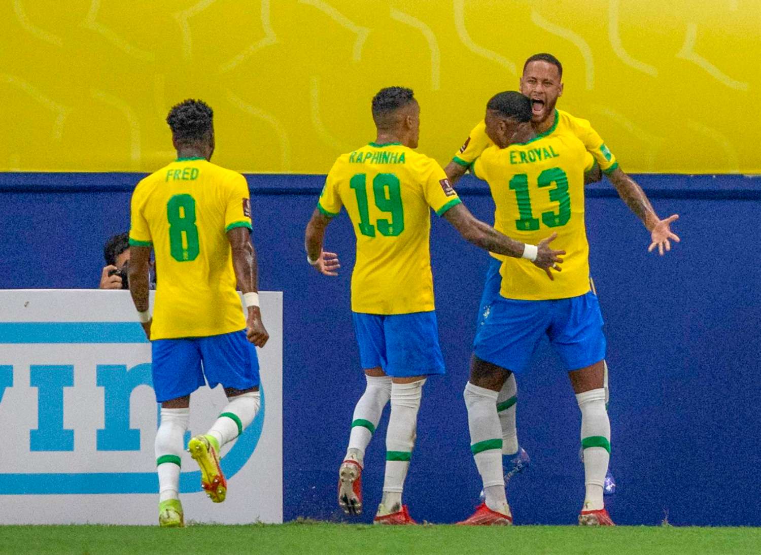 Neymar ya abrió el marcador y empieza el festejo brasileño.