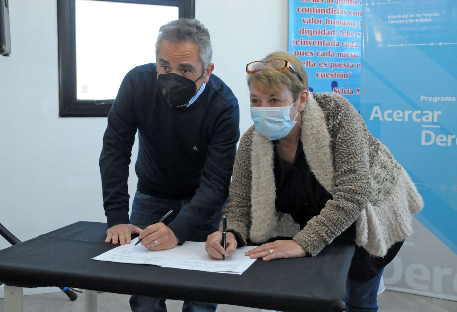En Tandil, el ministro Larroque firmó un convenio por 50 millones para otro barrio de Mujeres Sin Techo
