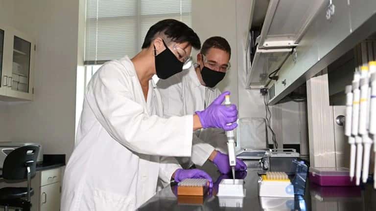 Los científicos Alex Dornburg y Katerina Zapfe fueron parte del equipo que hizo el estudio sobre reinfección.