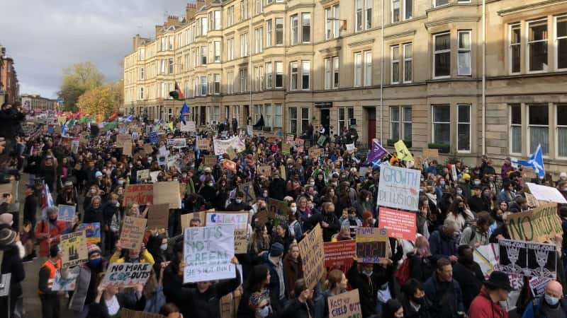 Miles de jóvenes se manifestaron por las calles de Glasgow.