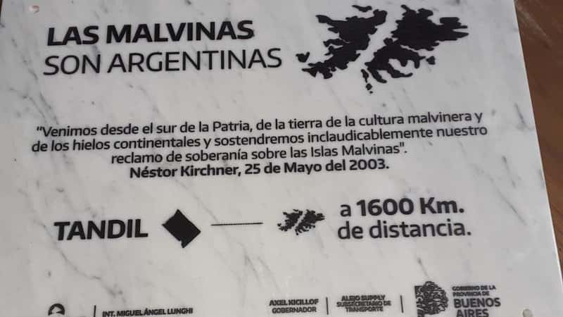 Juntan firmas para retirar una plaqueta en homenaje a los Héroes de Malvinas con una frase de Néstor Kirchner