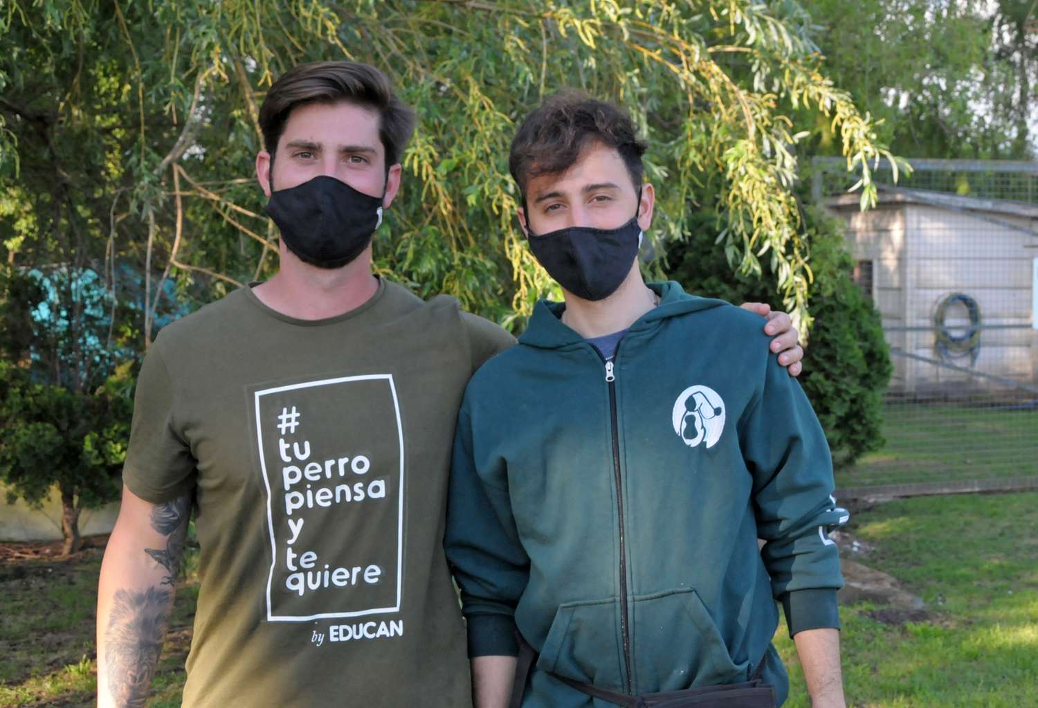Franco Filipeti y Sebastián Arconetti trabajan diariamente por el bienestar animal en el sector de Zoonosis.