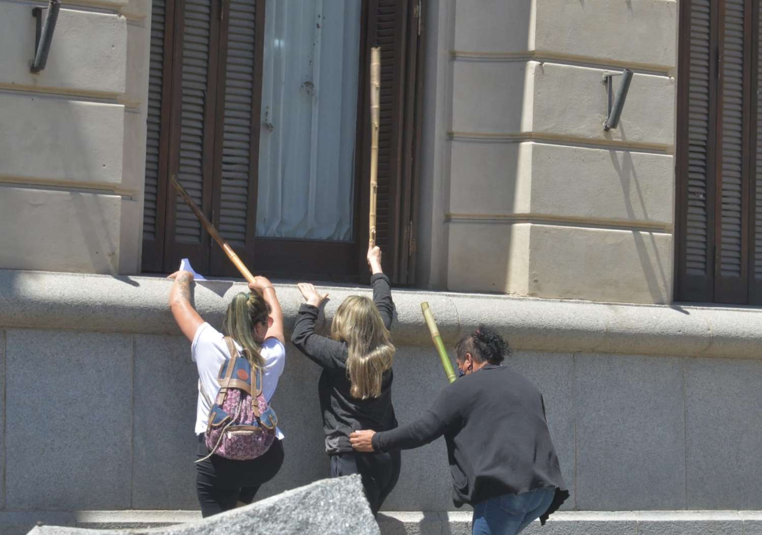 Falleció el joven atropellado por un funcionario y un grupo de manifestantes arremetió contra el Municipio