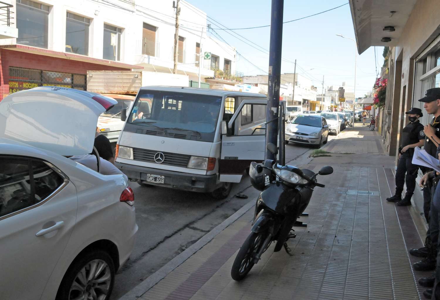 Accidente entre una combi y una moto en Rodríguez, entre Montevideo y Pellegrini