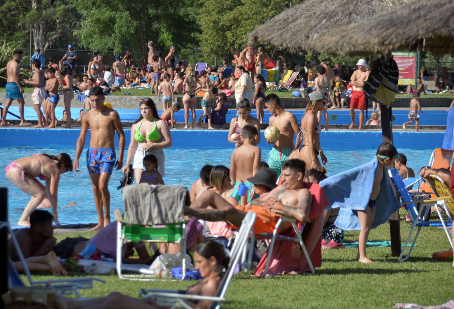 Una familia necesita $10.000 para disfrutar de un día de pileta en Tandil