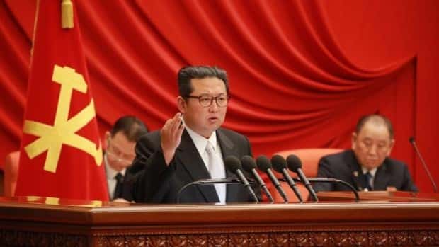 El líder norcoreano señaló los desafíos económicos y a la crisis sanitaria como prioridades para 2022